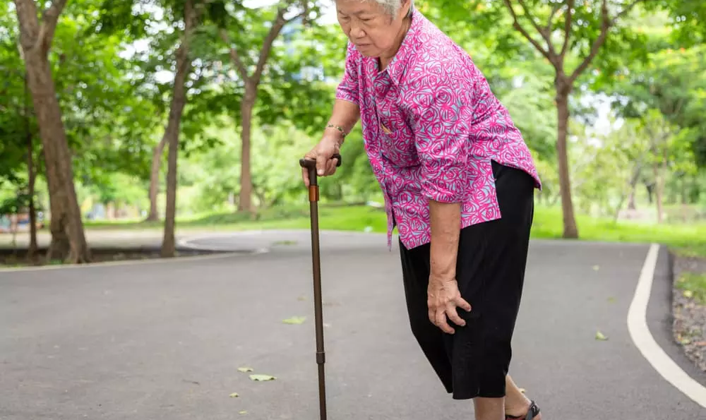 変形性膝関節症の女性